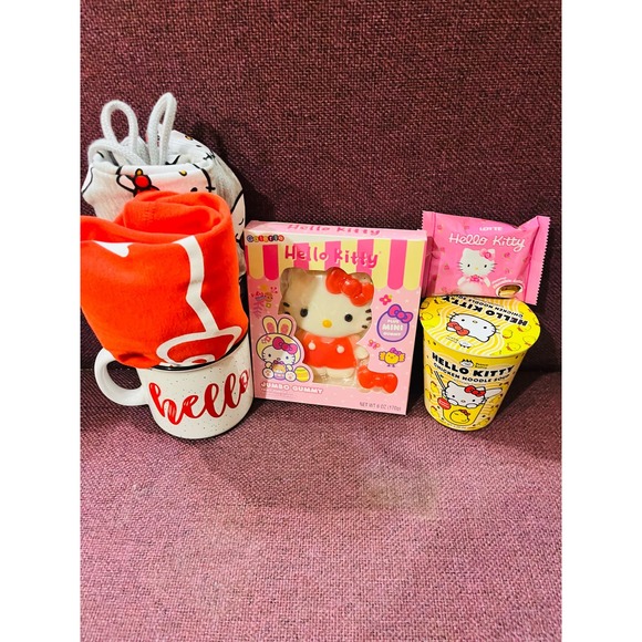 Hello Kitty Easter filler large Shirt and Shorts - Picture 7 of 7